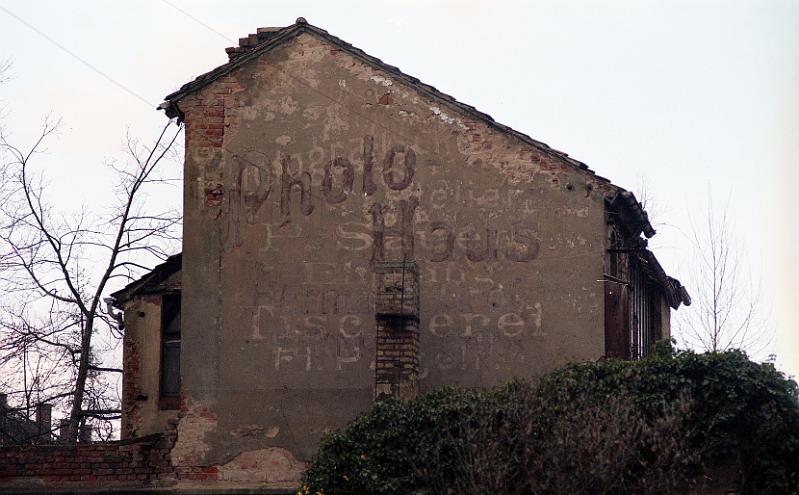 Dresden-Pieschen, Torgauer Str. 45, 16.6.1999.jpg - Photo-Haus Hermann Gross, Fernsprecher / darunter: Photographisches Atelier, P. Sauer, Eingang Tischlerei Fl. ...
